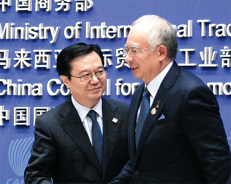 The Prime Minister of Malaysia, Abdullah bin Ahmad Badawi (right), and Gao Hucheng, China's vice-minister of commerce, at a roundtable discussion with Chinese CEOs during the Eighth China-ASEAN Expo.