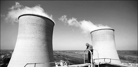 A worker examines equipment at a power station in Huaibei city, Anhui province. [China Daily] 