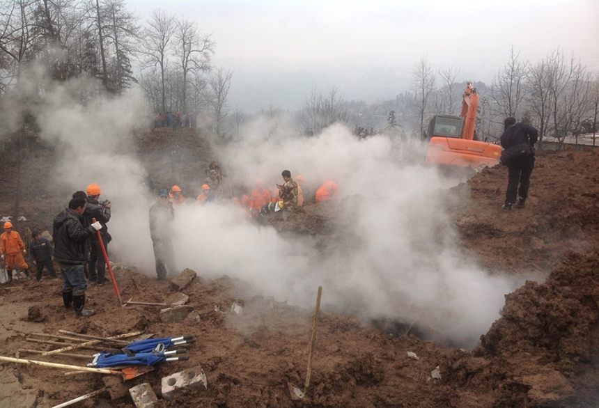 A landslide occurred around 8 am this morning, burying 16 households in Gaopo Village, Zhaotong City, Yunnan Province. So far, ten people have been found dead, CNTV reported. 